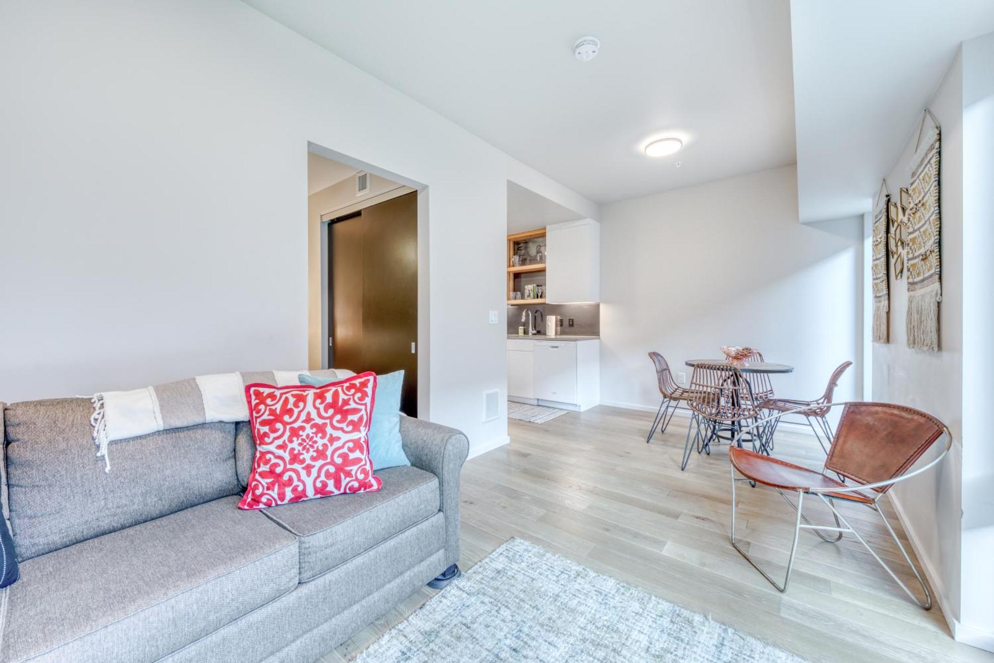 Q21 Condos Portland Room photo